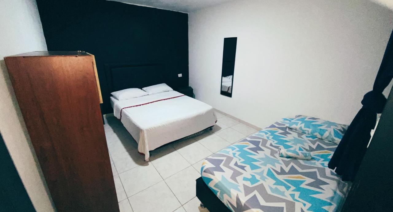 Tiger Hostel Medellín Extérieur photo