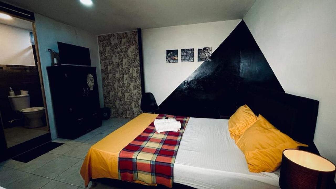 Tiger Hostel Medellín Extérieur photo